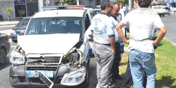 Trafik kazasında iki polis yaralandı