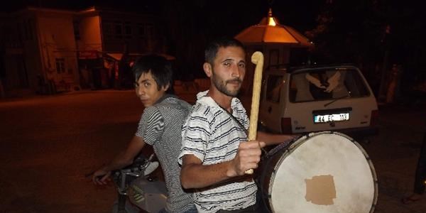 Motosiklet üzerinde ramazan davulu çalıyor
