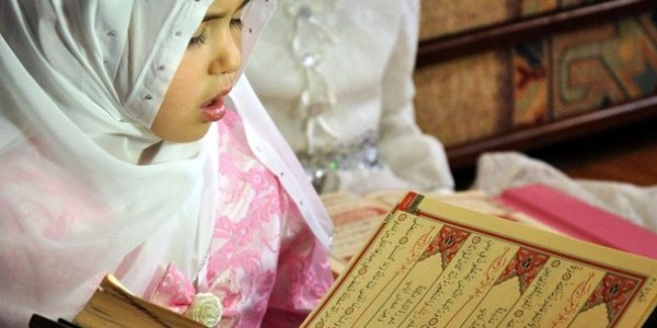 4 Yanda tecvitle Kur'an okuyor