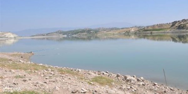 Baraj göletinden çıkan mühimmatlara inceleme