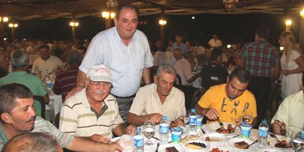 T�rkiye'nin ilk H�ristiyan belediye ba�kan�ndan iftar yeme�i