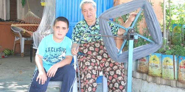 Ekmeğini iplikten çıkartıyor