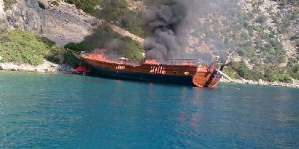 Gezi teknesi alev alev yandı