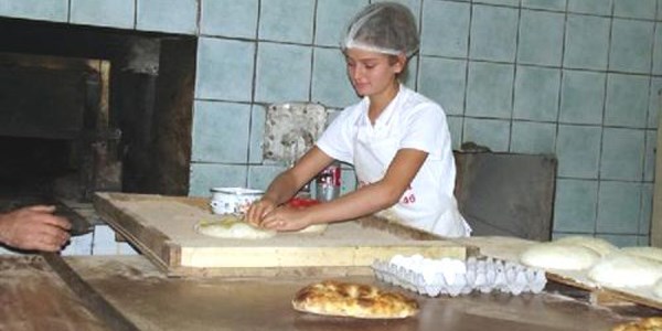 22 yaşındaki Şeyda, fırında pide açıyor
