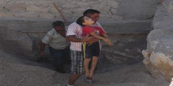 Biriket imalathanesinde oynarken toprak alt�nda �ld�