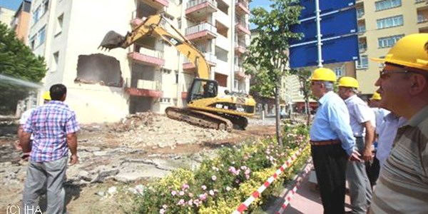 Jandarma lojmanlarının yıkımına başlandı