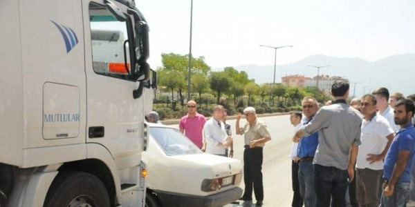 Tır altına aldığı otomobili 20 metre sürükledi