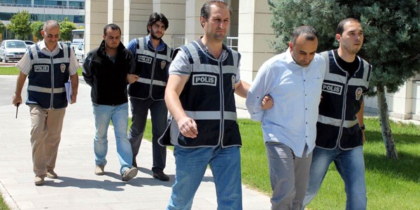 Yağma şüphelilerini sahte plaka üzerindeki şirket adı yakalattı