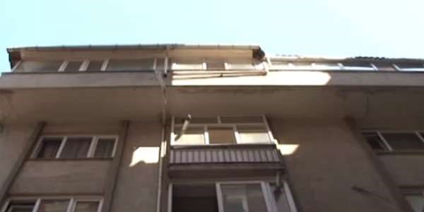 Evde yalnız bırakılan 2 yaşındaki çocuk 4. Kattan düştü