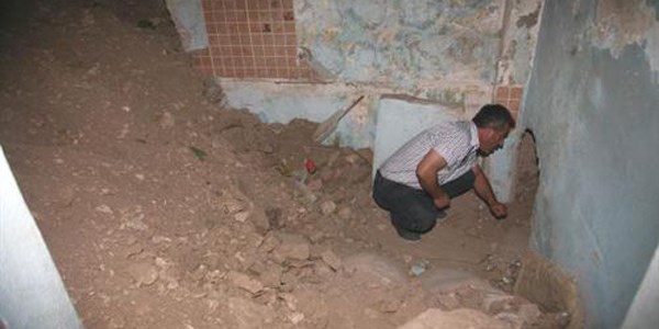 Antik tiyatroya önce defineciler kazma vurdu