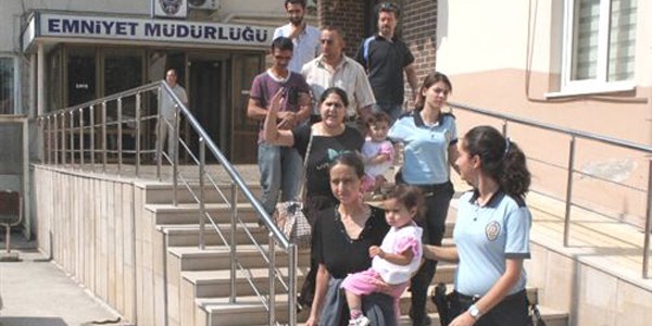 İkiz bebekleriyle cezaevinde