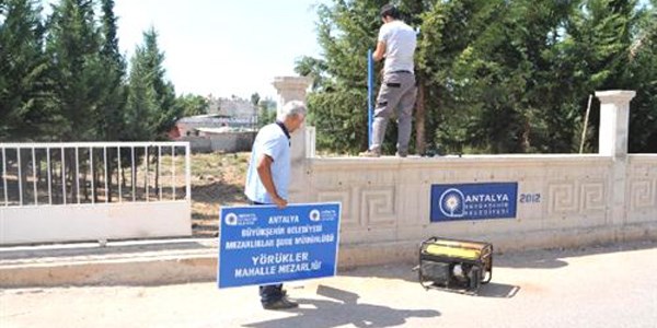 Tepki çeken mezarlık tabelası değiştirildi