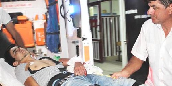 Koluna saplanan bıçakla hastaneye kaldırıldı