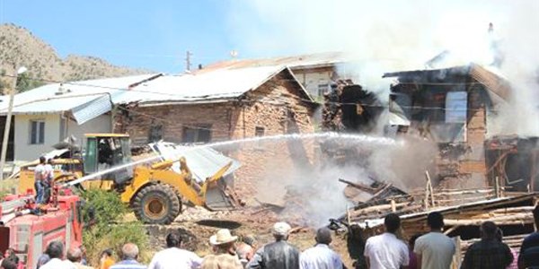 Köyde yangın çıktı, 5 ev kül oldu