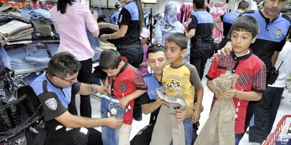 Elazığ'da polisten 100 çocuğa bayramlık giysi