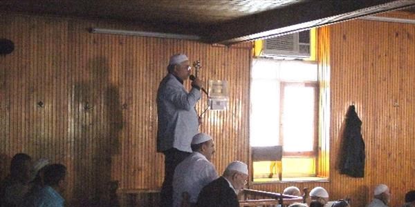 Milletvekili , öğle namazını kıldığı camide müezzinlik yaptı