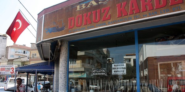 Belediyenin kapatamadığı balıkçıyı Ramazan kapattı