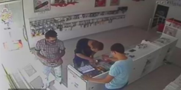Telefon hırsızları güvenlik kamerasında