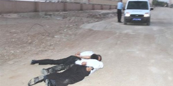Kaçakçılar, polis aracına çarptı: 1 polis yaralı
