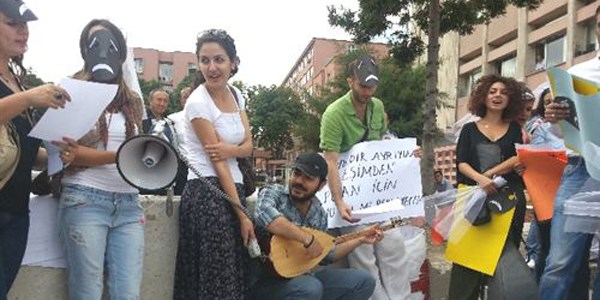 MEB önünde özür grubu eylemi