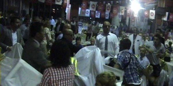 Parti iftarında birbirlerine girdiler
