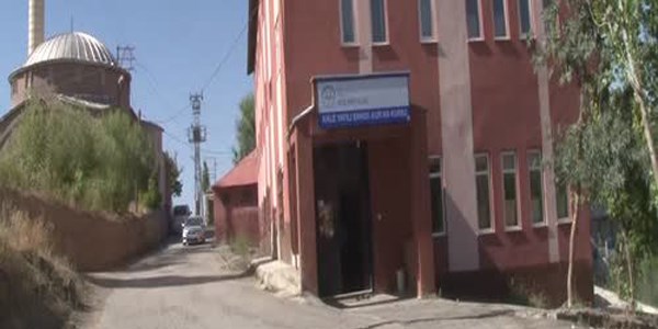 Dört dakika arayla iki iftar ezanı okundu