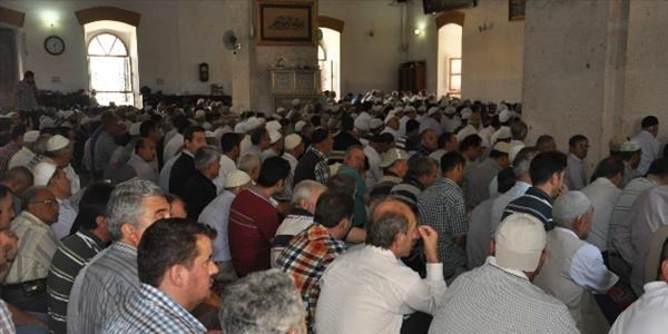 Ramazan ayının son cuma namazında camiler doldu taştı