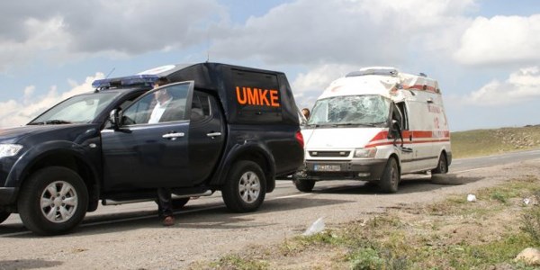 Ambulans devrildi: 3 yaral�