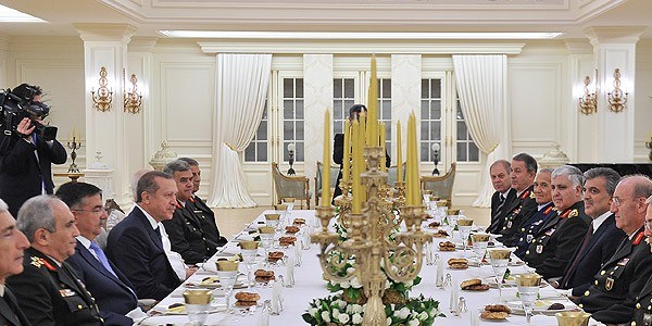 Cumhurbaşkanı Gül'den YAŞ üyelerine iftar