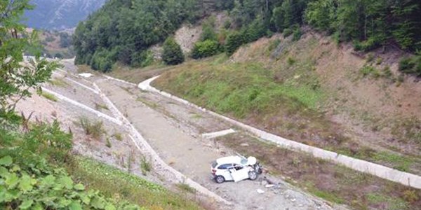 Kazada k�z� ve torunlar�n�n �ld���n� sanan anne sinir krizi ge�irdi