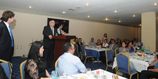 Bakan Avc� ��retmenlerle iftarda bulu�tu