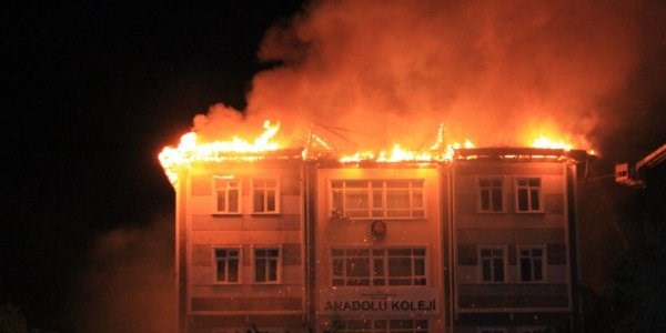 Ankara'da zel bir okul alev alev yand