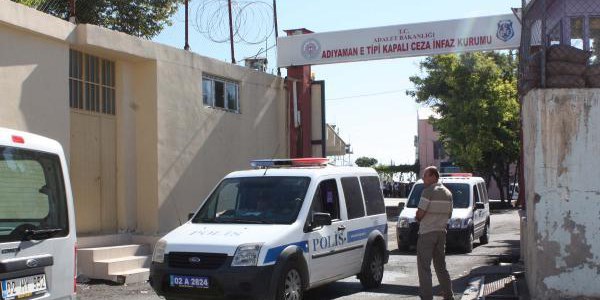 �ocuklar cezaevini yakt�: 2 yaral�