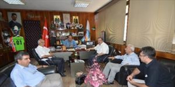 �lahiyat Fak�ltesi Dekan�ndan Ba�kan S�zl�'ye te�ekk�r plaketi