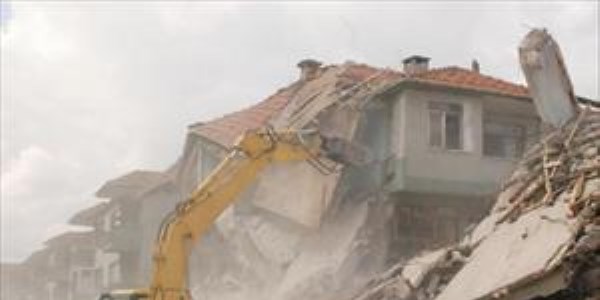 Gölcük'teki deprem hasarlı denizevlerin yıkımına başlandı