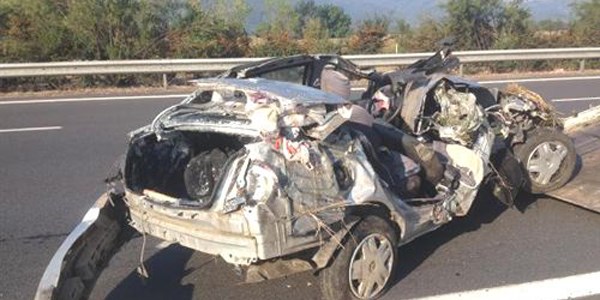 Otomobil yön levhasına çarptı: 3 ölü, 2 yaralı