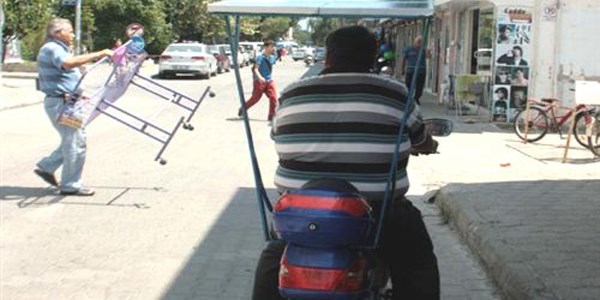 Elektrikli bisikletine güneş paneli taktı