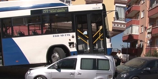 Belediye otobüsü 6 aracı ezdi