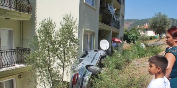 Hızını alamayan otomobil apartmana uçtu