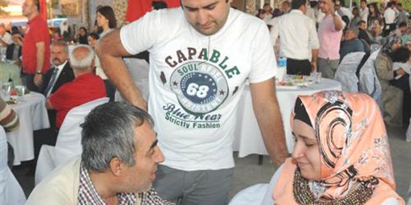 20 yıl sonra gördüğü kızıyla hasret giderdi