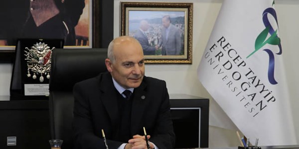 O üniversitenin rektörü istifa etti