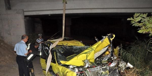 Otomobil dereye u�tu: 1 �l�, 2 yaral�