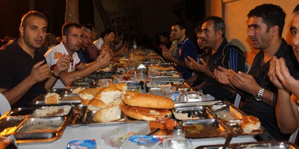 �ftar sofras� son kez kuruluyor