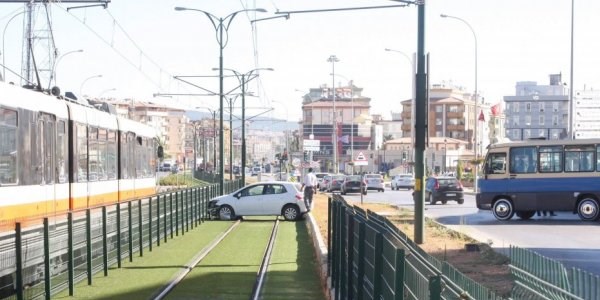 Minibüsün çarptığı otomobil tramvay yoluna girdi