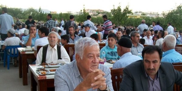 Kahta Belediyesi'nin iftar yemeğine büyük ilgi