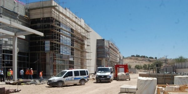 İşçilerin parasını ödemeyen müteahhit gazetecilere saldırdı