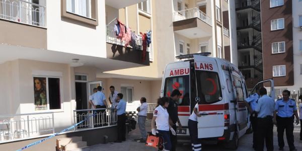 Birlikte yaşadığı kadını bıçakla öldürüp intihara kalkıştı