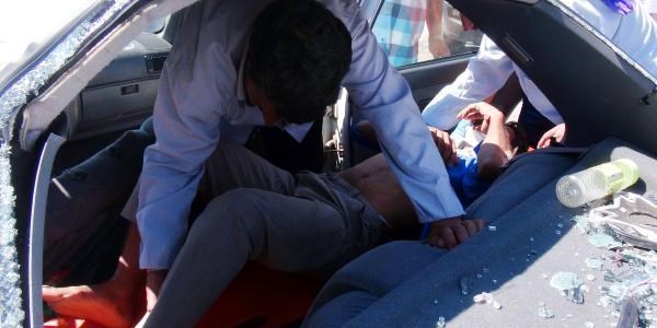 Lastiği patlayan otomobil, kamyona çarptı: 5 yaralı