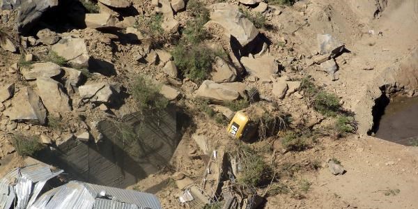 Geyve'de g���k alt�nda kalan i��iye ula��lamad�