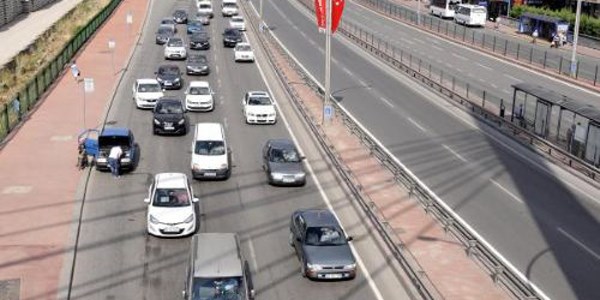 TEM otoyolunda 15 kilometrelik ara� kuyru�u